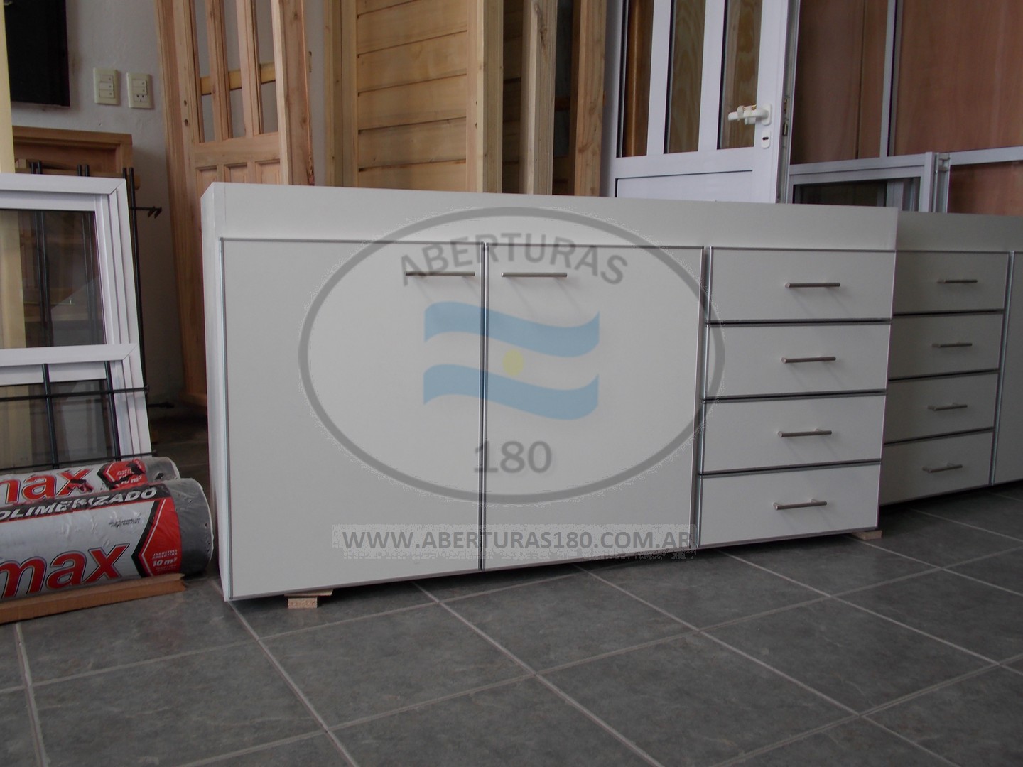 Mueble melamina blanco c/canto en aluminio.