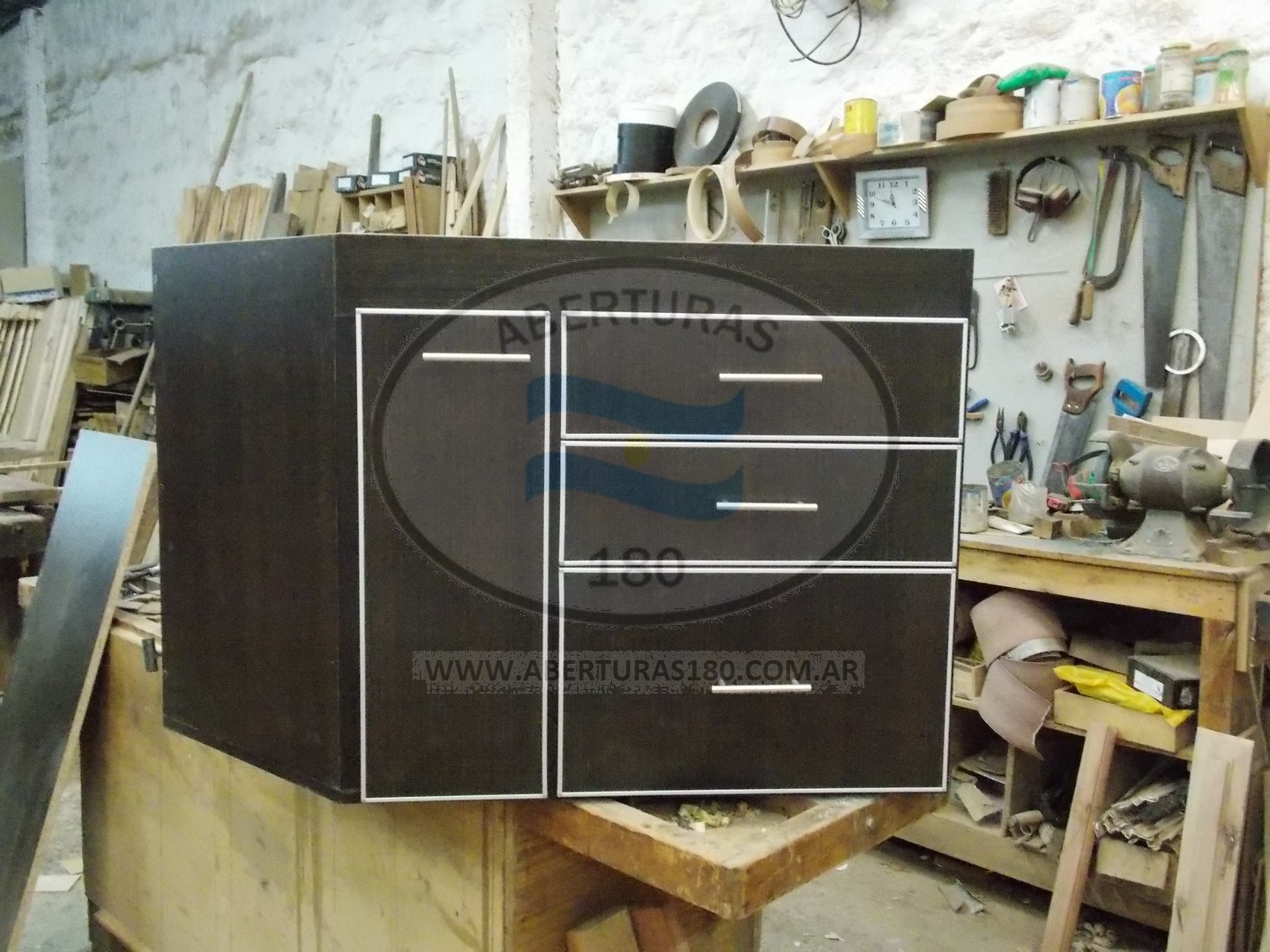 Mueble melamina en roble moro c/ canto aluminio y c/ guia telescpica.