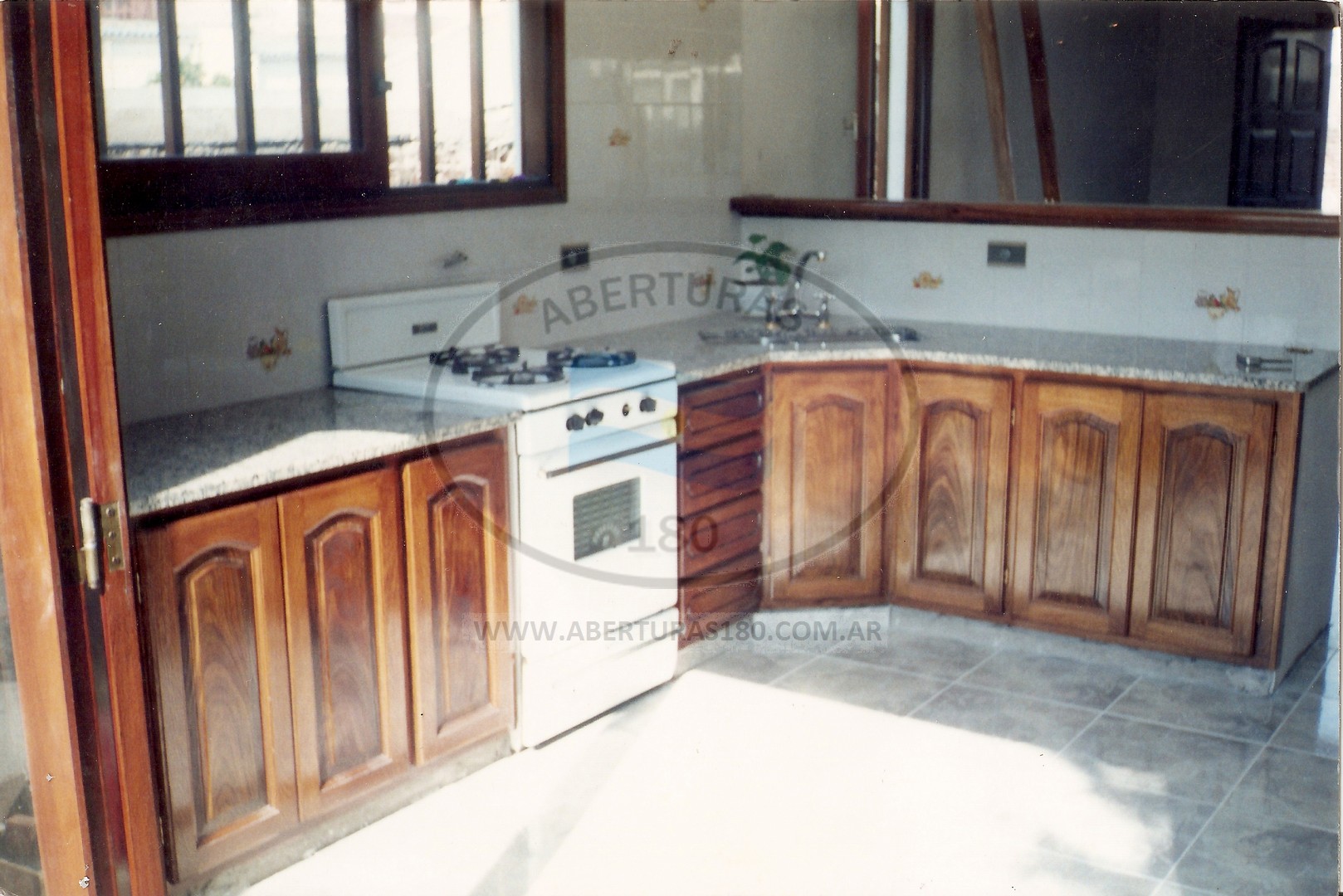 Bajo mesada con puertas macizas.