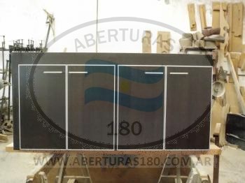 Bajo mesada con puertas macizas.