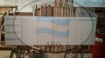 Mueble melamina blanco c/canto en aluminio.