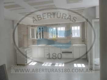 Bajo mesada con puertas macizas.