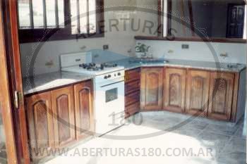 Bajo mesada con puertas macizas.