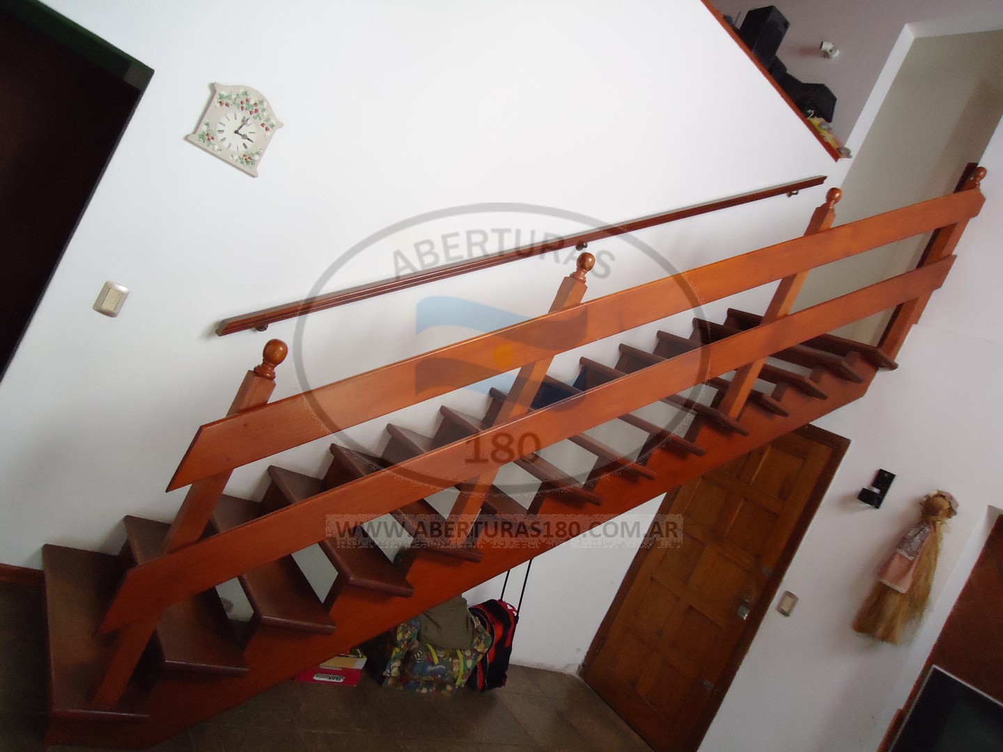 Escalera en madera dura.