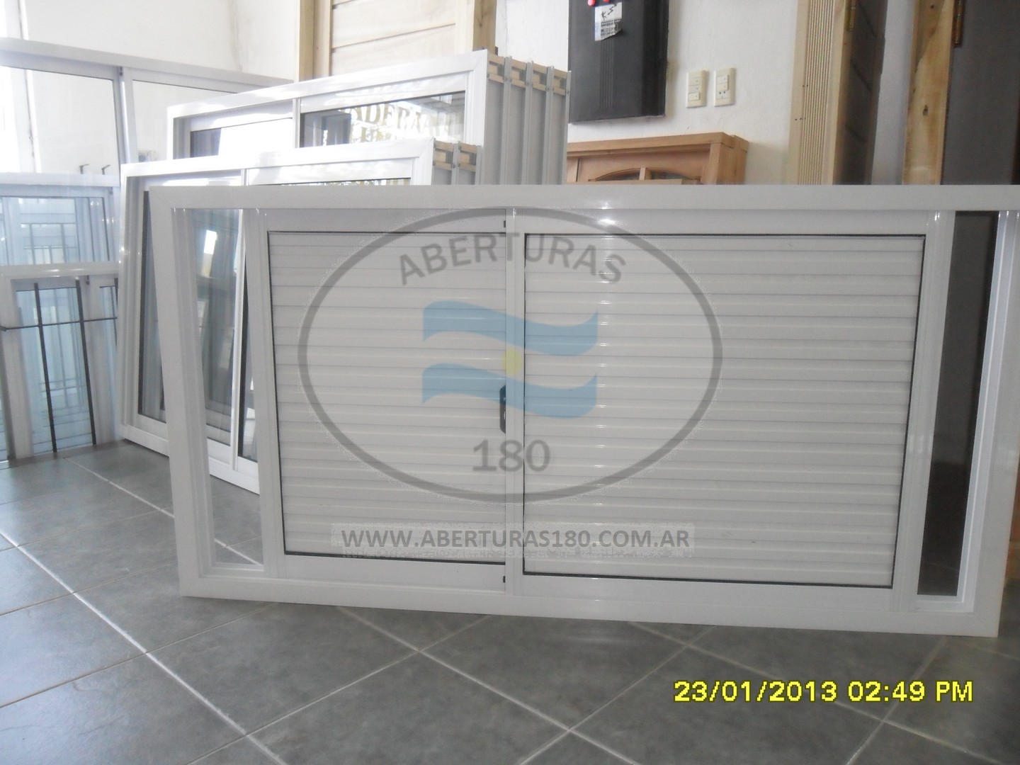 Puerta corrediza bajo parrilla. 