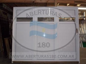 Bou windows con dos alas laterales.