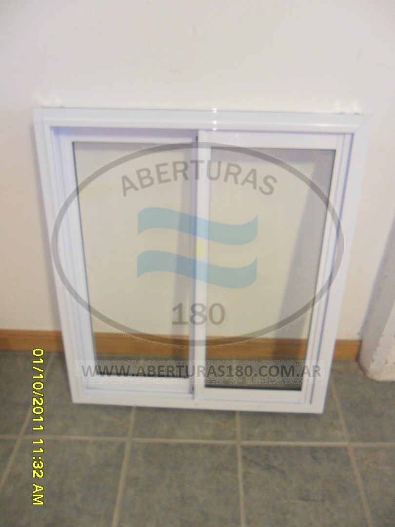 Ventana de aluminio de 0.80 x 0.90.