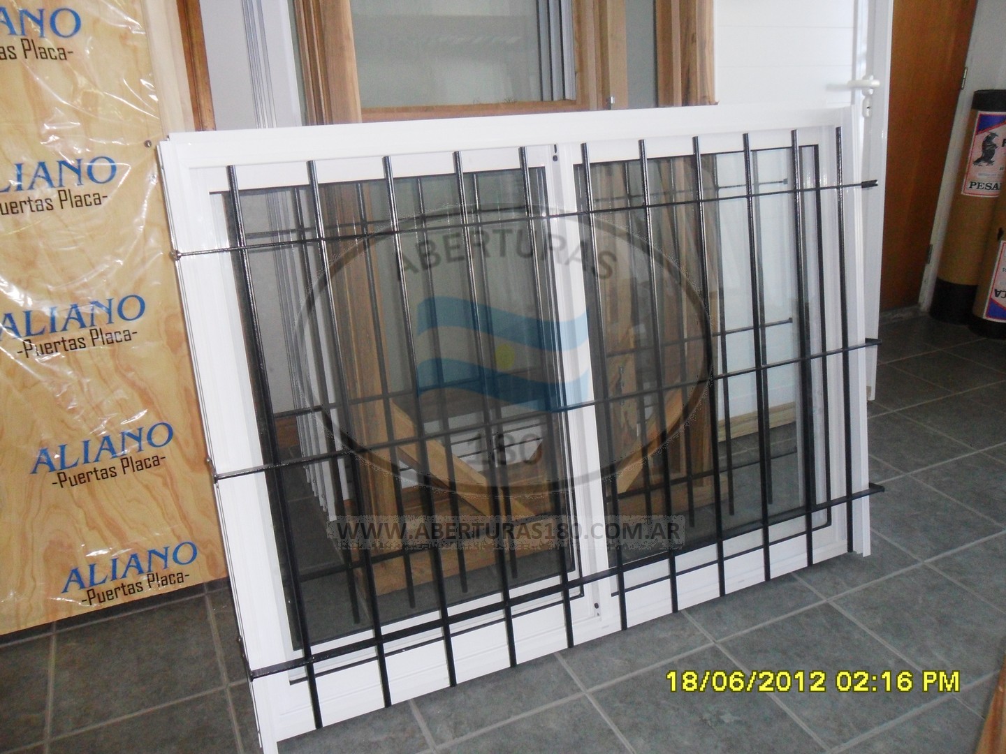 Ventana de aluminio 1.50 x 1.10 con guia y rejas.