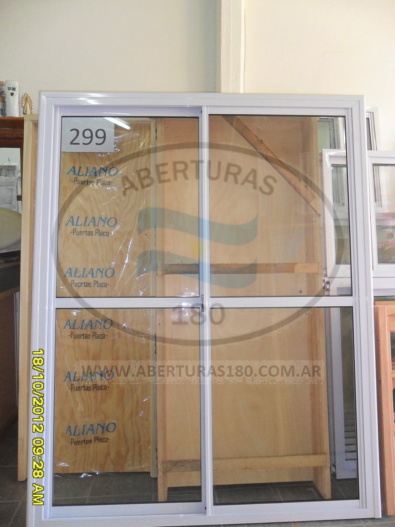 Ventana con balcn con contramarcos.