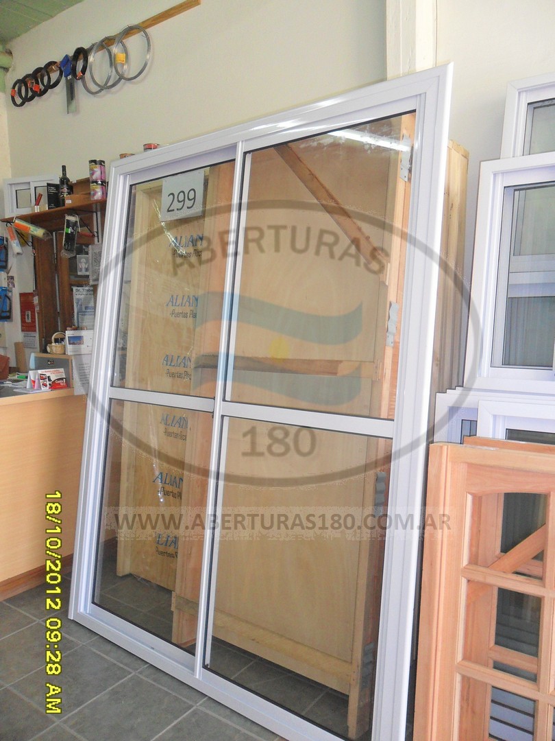 Ventana con balcn con contramarcos.