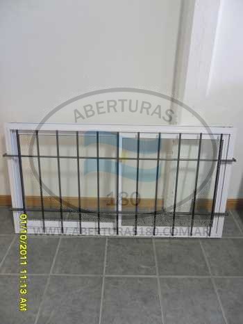 Ventana de aluminio 1.50 x 1.10 con guia y rejas.