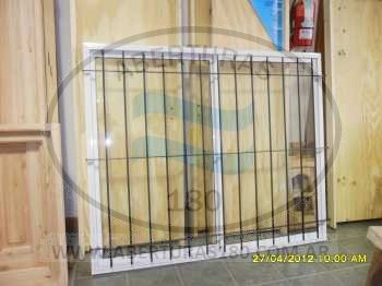 Ventana de aluminio de 0.80 x 0.90.