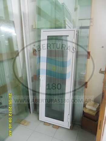 Ventana de aluminio 1.50 x 1.10 con guia y rejas.