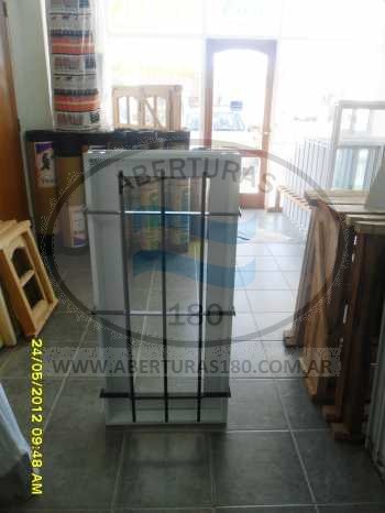 Ventana de aluminio 1.50 x 1.10 con guia y rejas.