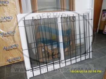 Ventana de aluminio 1.50 x 1.10 con guia y rejas.