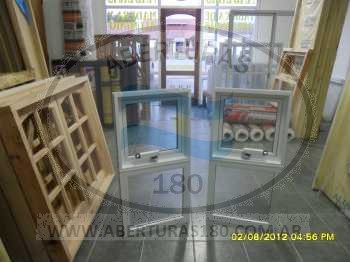 Ventana de aluminio 1.50 x 1.10 con guia y rejas.