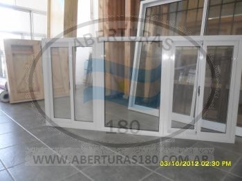 Ventana de aluminio de 0.80 x 0.90.