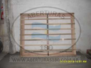 Ventana corrediza V. E cedro con barrotes horizontales.