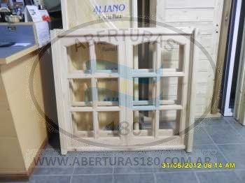 Ventana corrediza V. E cedro con barrotes horizontales.