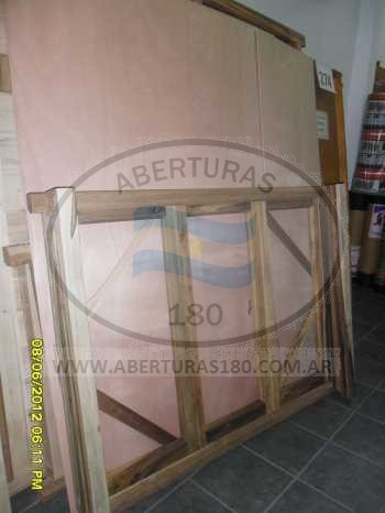 Ventana corrediza V. E cedro con barrotes horizontales.