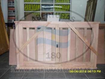 Ventana corrediza V. E cedro con barrotes horizontales.
