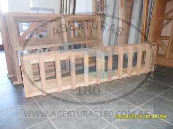 Ventana corrediza V. E cedro con barrotes horizontales.